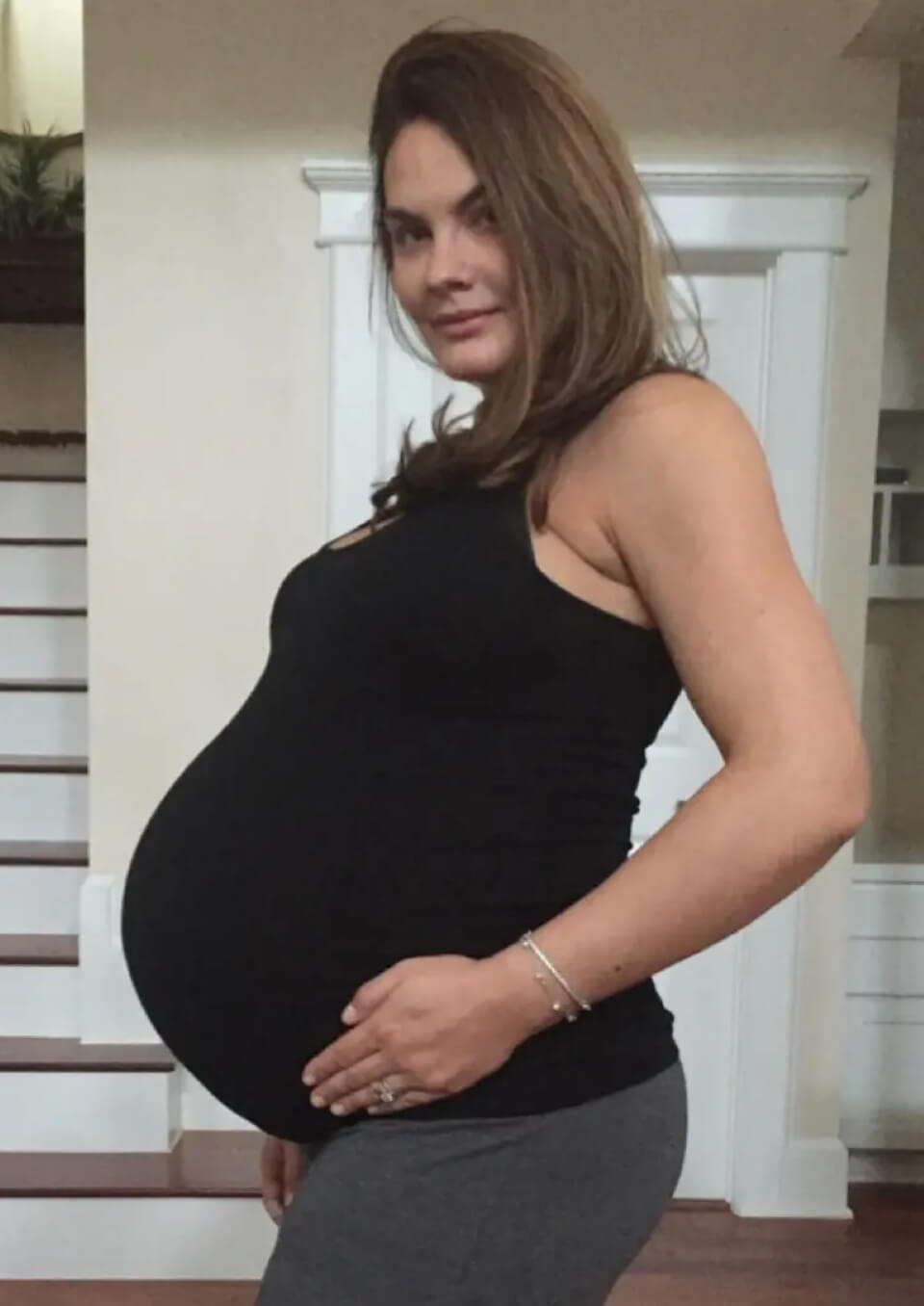 Kelly showing off her baby bump
